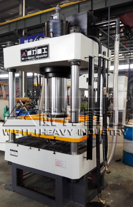 200噸快速三梁四柱液壓機(jī)車間現(xiàn)貨供應(yīng)臺(tái)面1000x1000