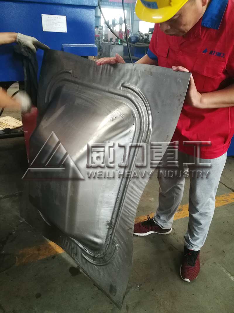 客戶定做灰斗車?yán)煲簤簷C(jī)車間試機(jī)