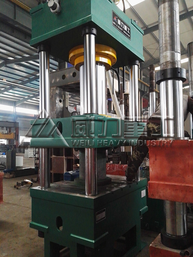 按照客戶要求定做的液壓機設備