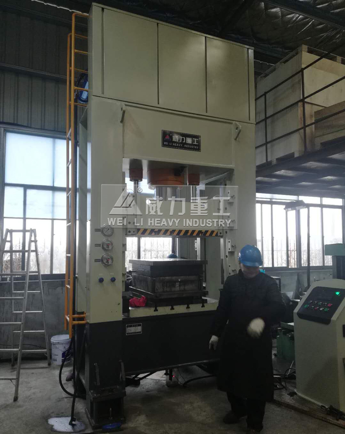 200噸框架式液壓機(jī)客戶現(xiàn)場(chǎng)