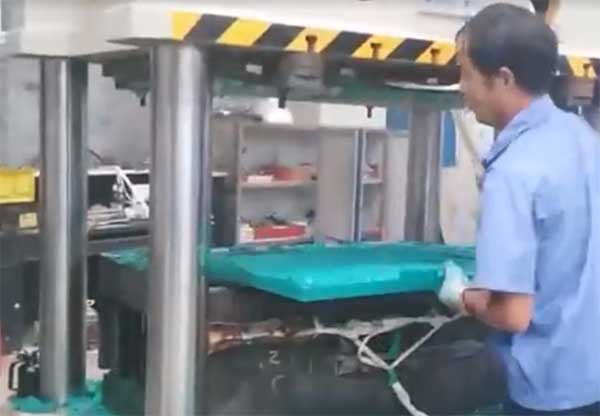 315噸四柱液壓機復(fù)合材料漏糞板成型液壓機使用現(xiàn)場