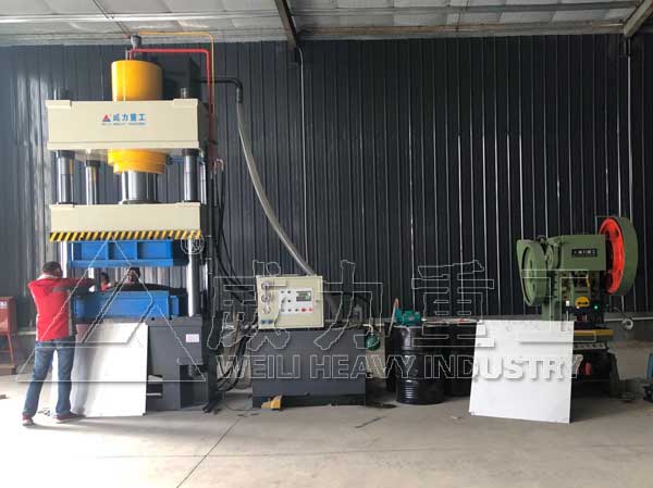 客戶車間調(diào)試400噸四柱液壓機水箱板液壓機