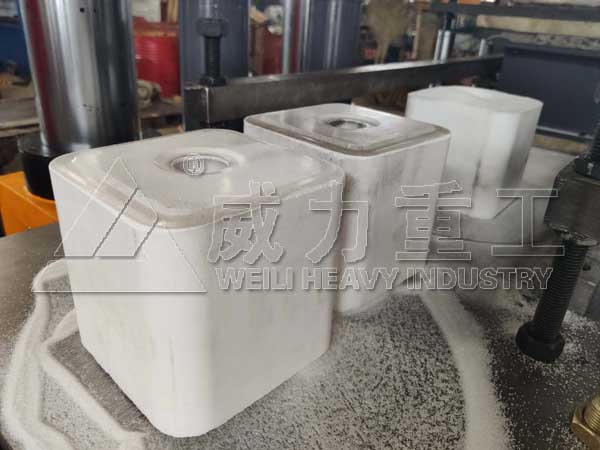 壓制成型的舔鹽塊產品