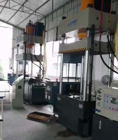 客戶一次采購(gòu)兩臺(tái)200噸生產(chǎn)頭盔的機(jī)器設(shè)備