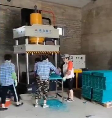 315噸漏糞板液壓機使用現場