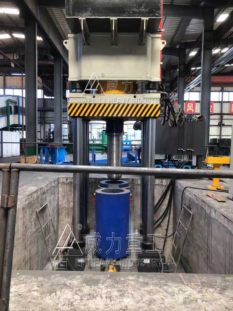 1500噸石墨坩堝成型液壓機廠家調試