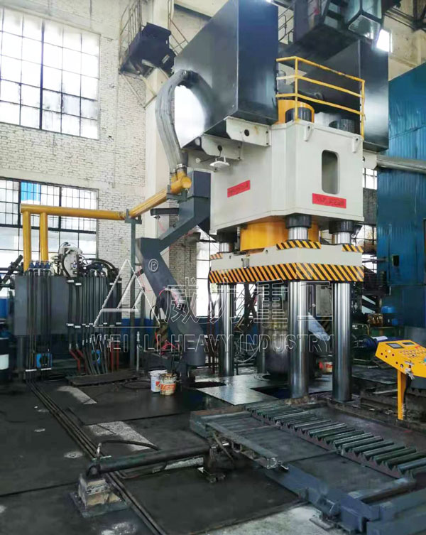 2000噸石墨坩堝成型液壓機的應用現場