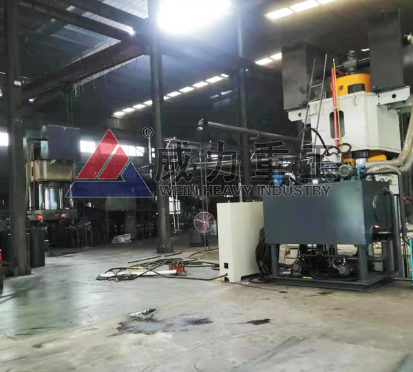 2000噸石墨坩堝液壓機的使用現場