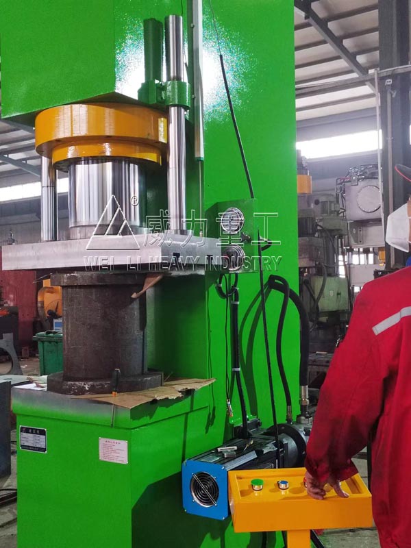 新能源汽車配件用315噸單柱液壓機調試