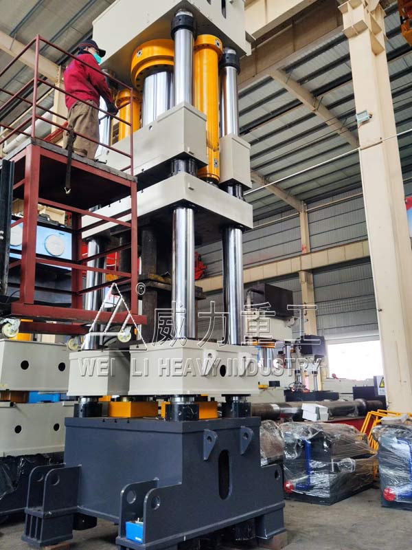 800噸石墨匣缽液壓機生產中