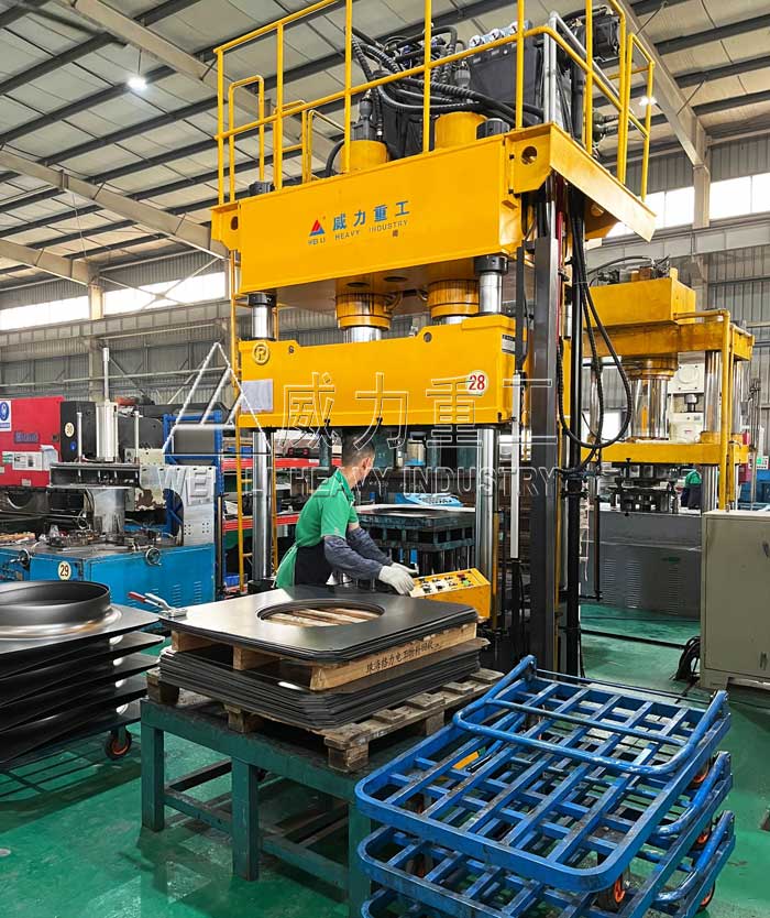 400噸四柱拉伸液壓機(jī)使用現(xiàn)場