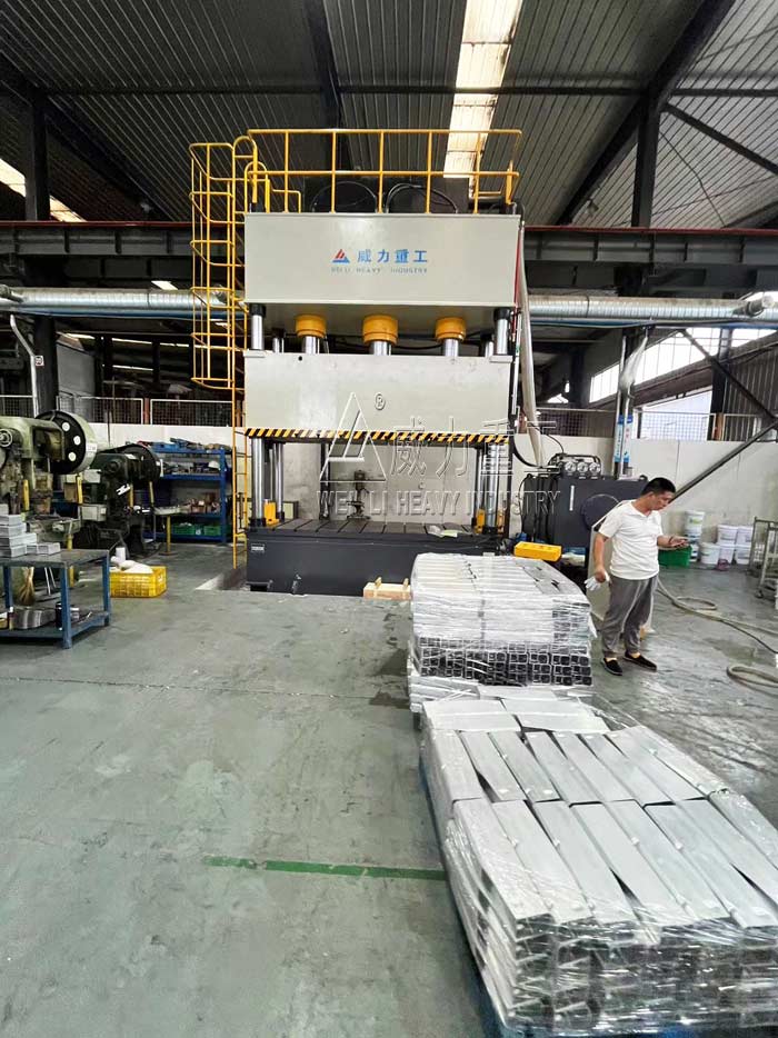 500噸伺服液壓機客戶使用現場